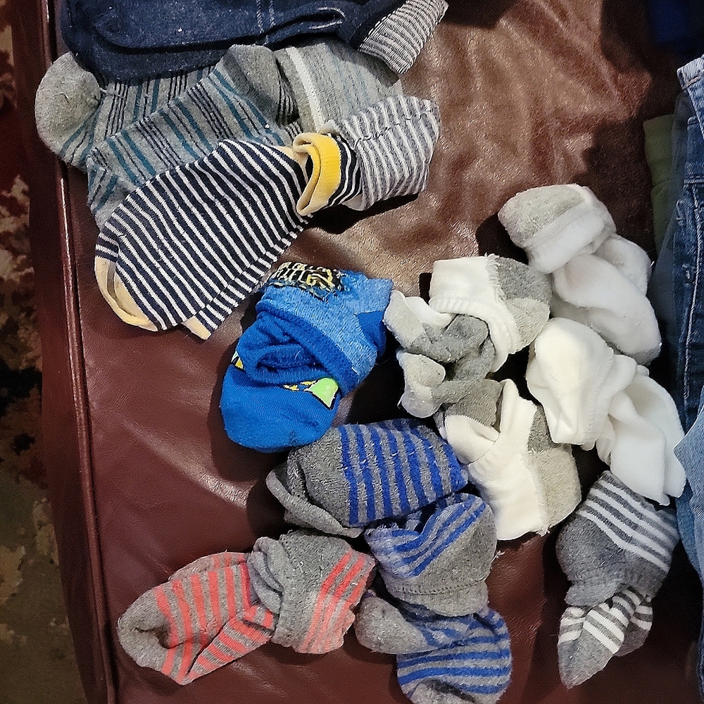 OshKosh Assorted socks. 3 pair knee socks, 9 pair ankle socks. Boys 4-7.